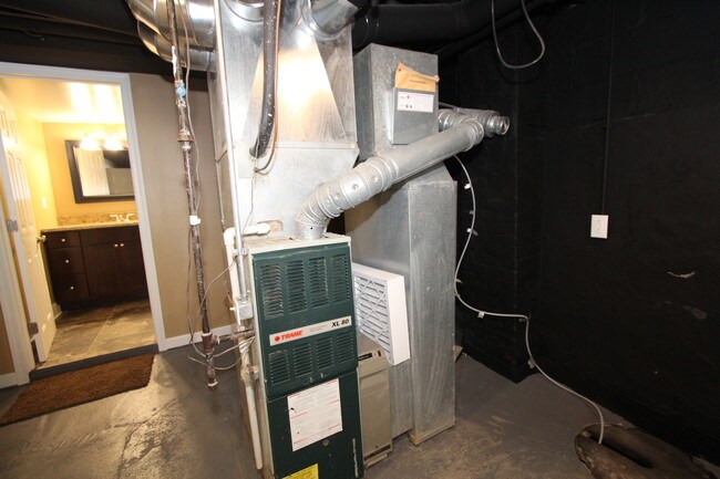 Building Photo - 246 Valley Ave SW