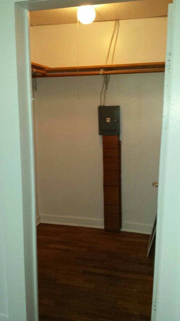 Building Photo - 1 bedroom, 1 bath duplex: Available August...