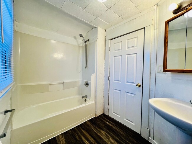Building Photo - 3-Bed House in Waterloo