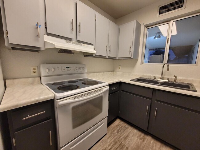 Building Photo - 3030 S Rainbow Ave