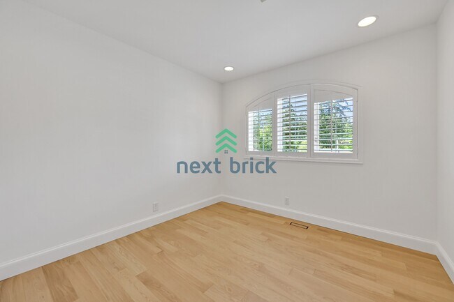 Building Photo - Beautiful Bellevue Single Family Home with 4 Beds + Bonus Room+ Den For Rent