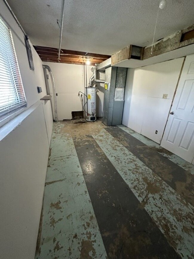 Building Photo - Beautiful 4 Bedroom 2 Bathroom house! #1103