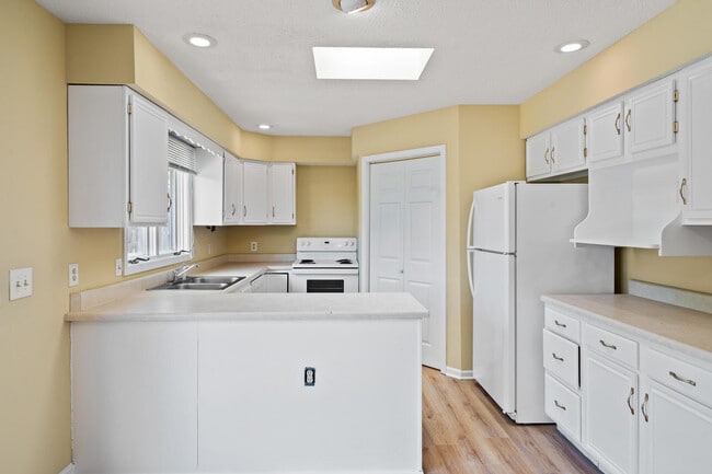 Building Photo - 2601 Hillshire Dr