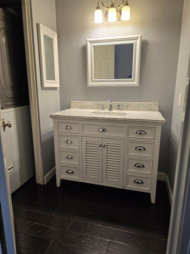Building Photo - Three bedroom, three bathroom townhouse wi...