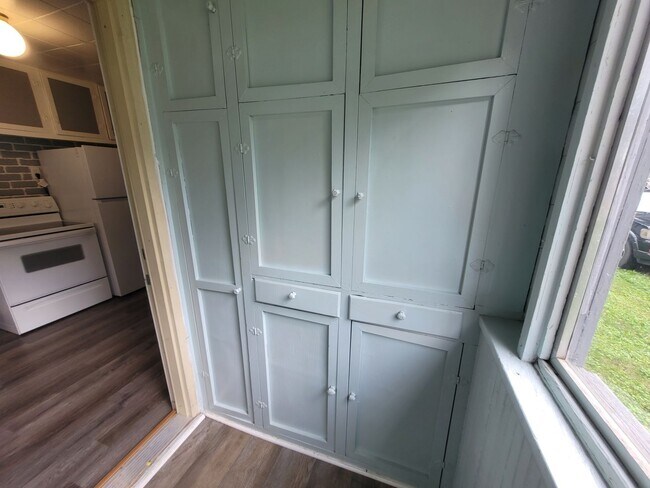 Building Photo - Two Bedroom near the Iowa State Fairgrounds!