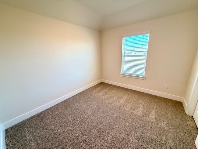 Building Photo - 2900 Woodbrook Dr