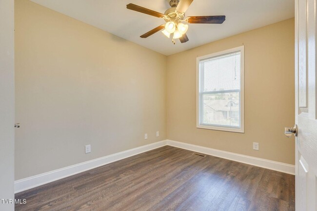 Building Photo - For Rent — Modern Duplex Near Historic Jonesborough