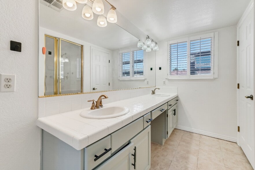 Master Bath His/Hers Sink - 3052 Carlotta Cir