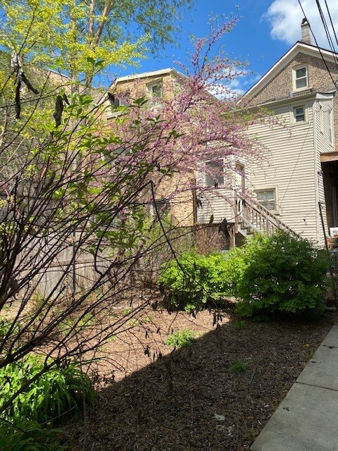Building Photo - 848 N Hermitage Ave