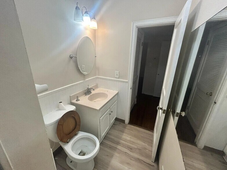 Building Photo - 2652 Merwyn Rd