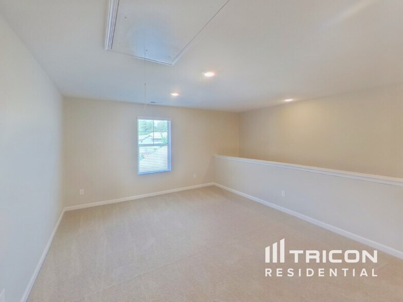 Building Photo - 600 Moorings Ave