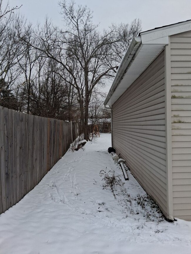 Building Photo - Quaint Newly-renovated Bungalow