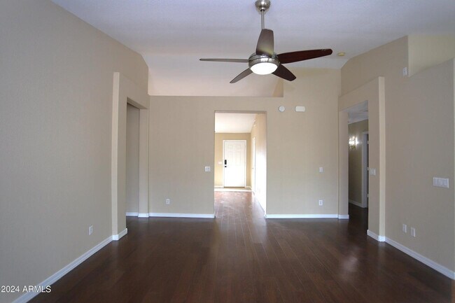 Building Photo - 1130 W Raven Dr