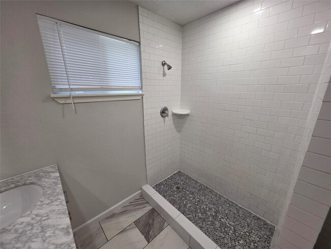 Building Photo - 5026 Birchmont Dr