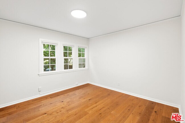 Building Photo - 10309 La Grange Ave