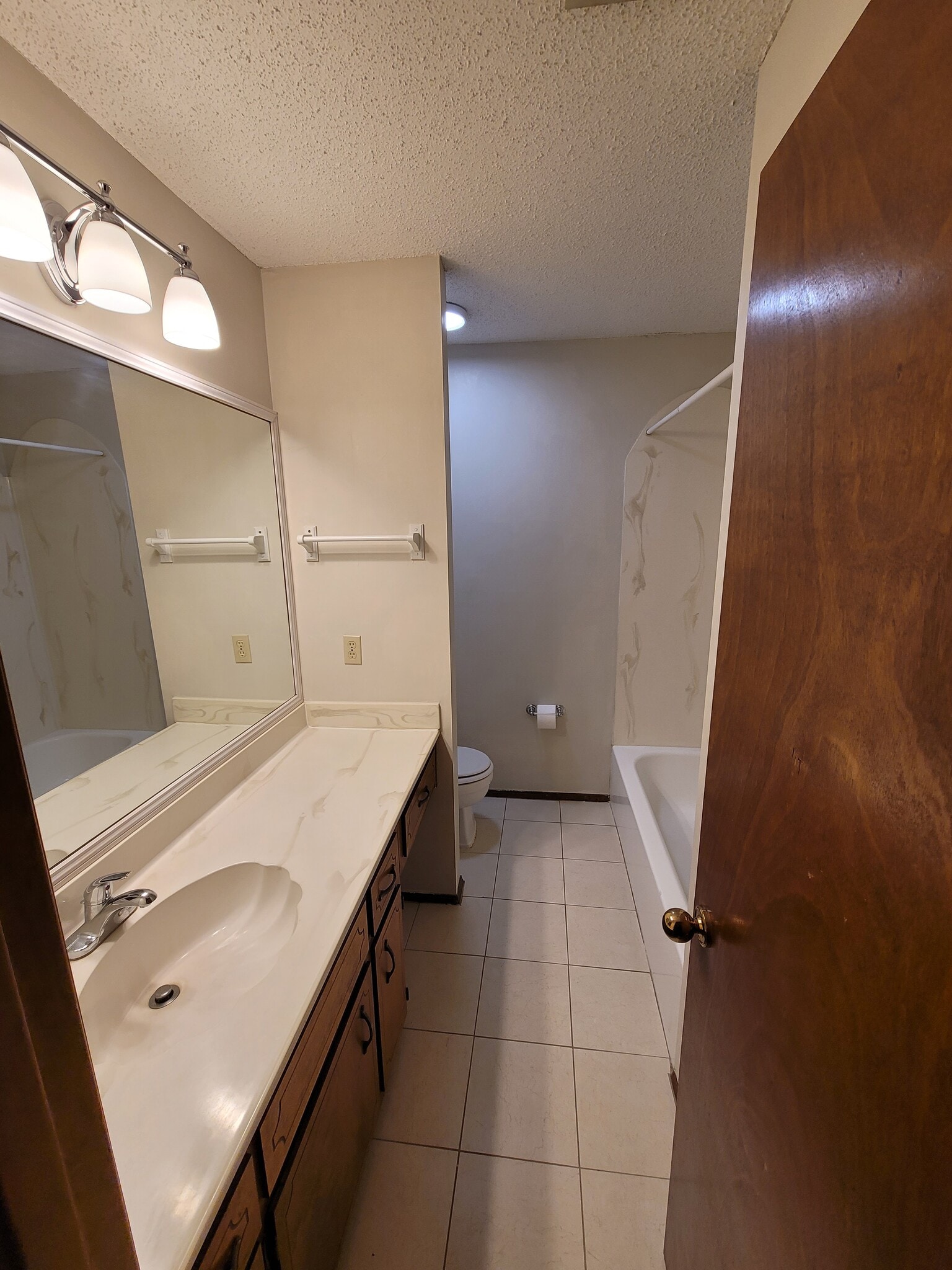 Building Photo - 1500 E Johnson Ave