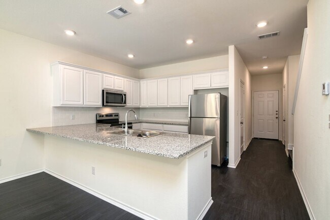 Building Photo - AVAILABLE NOW! 3 BEDROOM TRIPLEX LOCATED IN BONHAM, TEXAS!