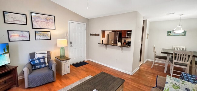 Building Photo - 2421 Beachview Dr