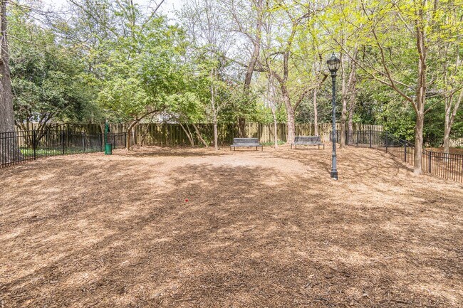 Building Photo - Excellently maintained 1 bedroom, 1.5 bath...