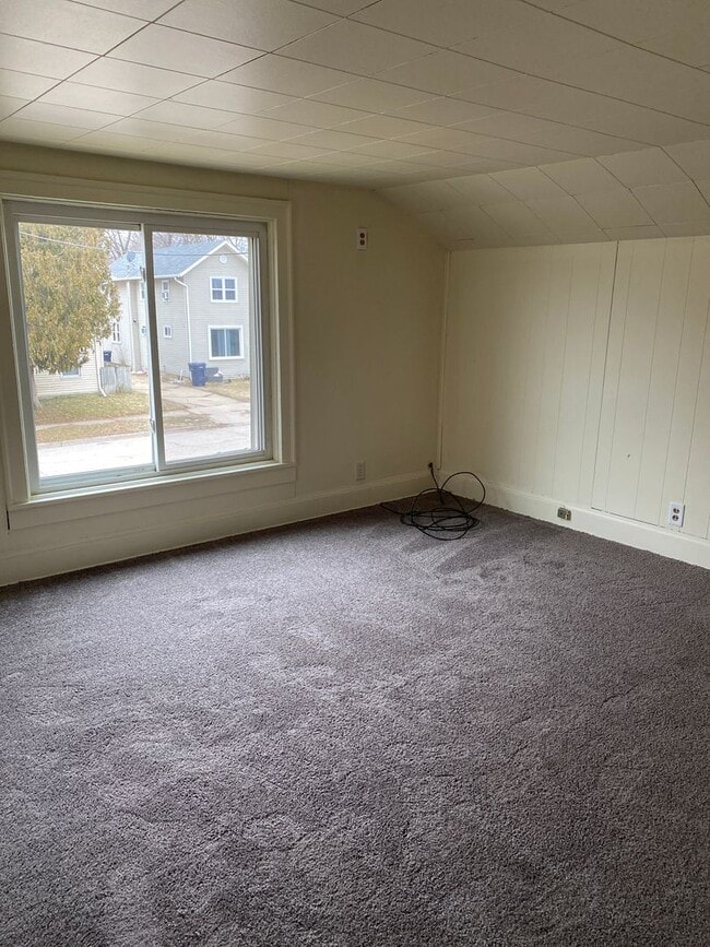 Building Photo - Updated 3 Bedroom House with 1st floor lau...