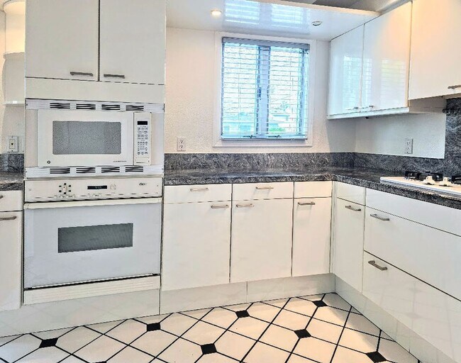 Building Photo - Great two story home in Pacific Beach close to the bay!