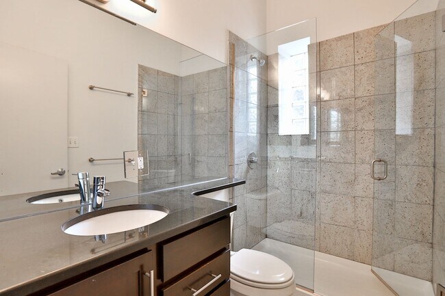 Building Photo - Amazing Noble Square Large (1600 s.f.) 3 Bedroom 2 Bath Duplex