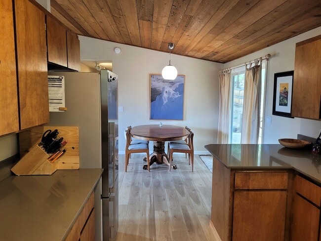 Building Photo - Spacious House, Front & Back Porch! Awbrey Butte Hillside with Mountain Views. Furnished 30-Day Min.