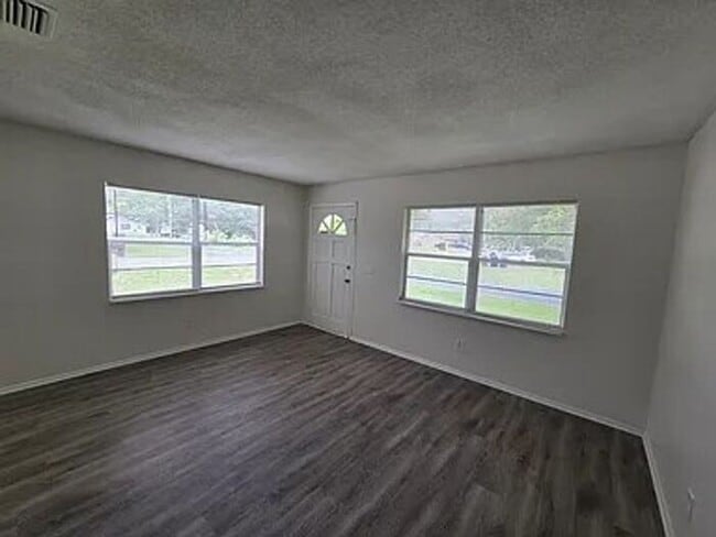 Building Photo - Remodeled 1/2 duplex on corner lot in St. Cloud