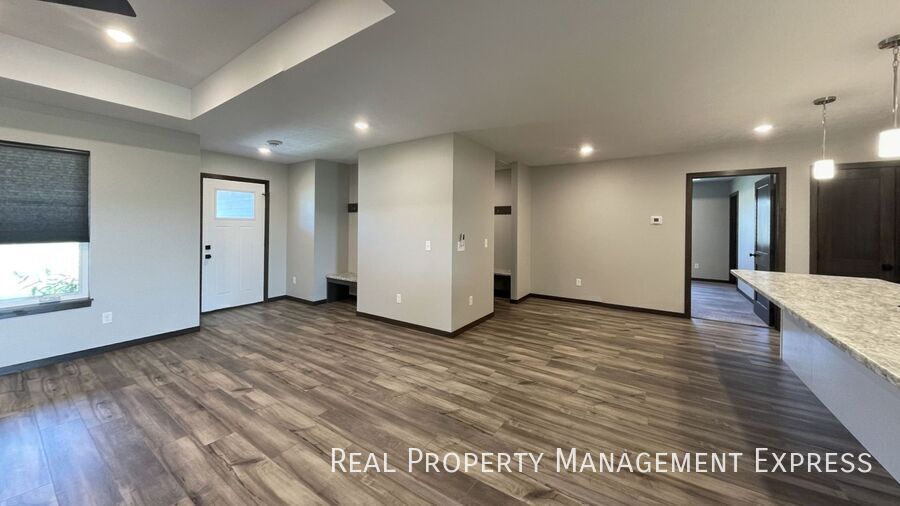 Building Photo - 3 Bed 2 Bath Townhome w/ Double Garage in ...