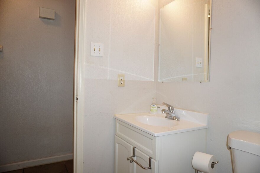 Building Photo - 2007 Hickory Hill Dr