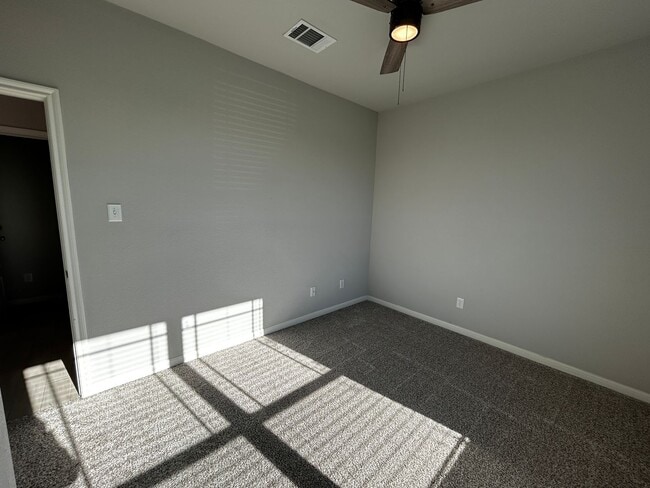 Building Photo - 3BR/2BA single-family home with fenced yard and attached garage in Jarrell, TX.