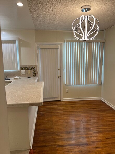 Open kitchen counter - 1712 Barry Ave