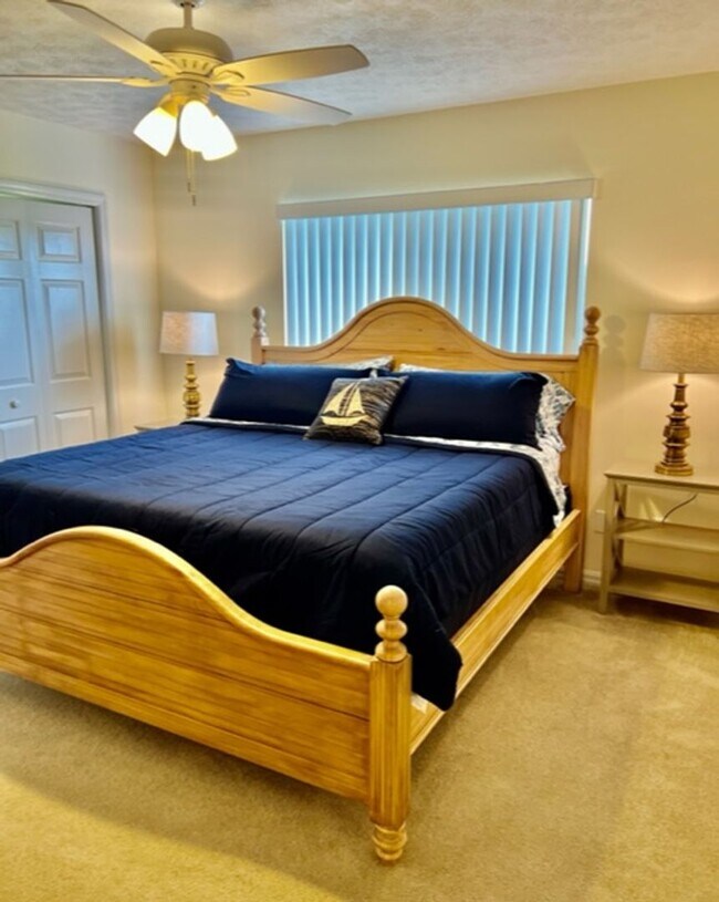 Building Photo - Beautiful Waterfront 2/2 Furnished Condo with community pool!