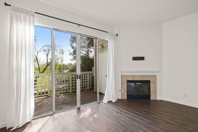 Building Photo - Gorgeous 2 Story Townhome in Valencia!