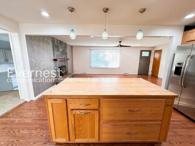Building Photo - 4-Bed/2-Bath House Charming Home with Fenced Yard/ Available Now!