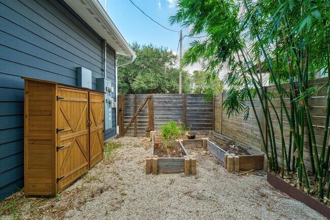 Building Photo - 6503 Felix Ave