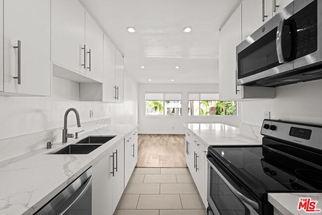 Building Photo - 136 S Palm Dr