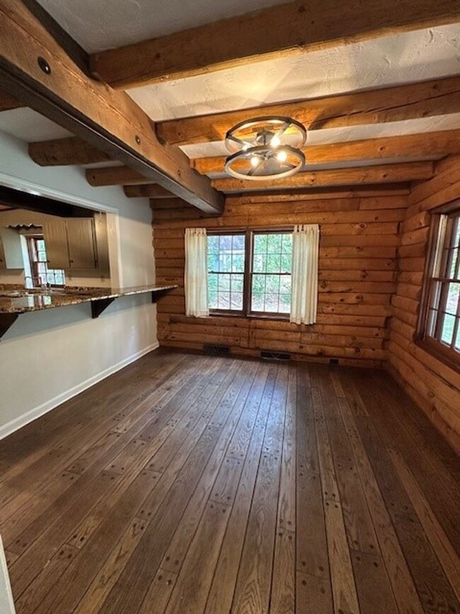 Building Photo - Country Charmer-4 Bedroom Log Home