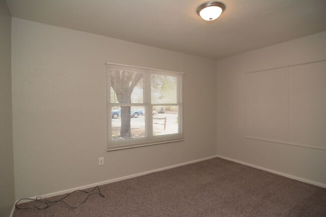 Building Photo - Freshly Updated 3 Bedroom 1 Bath Home! Cen...