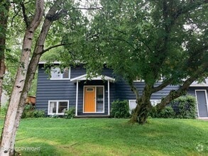 Building Photo - 4 Bed / 2 Bed House in UMED Area