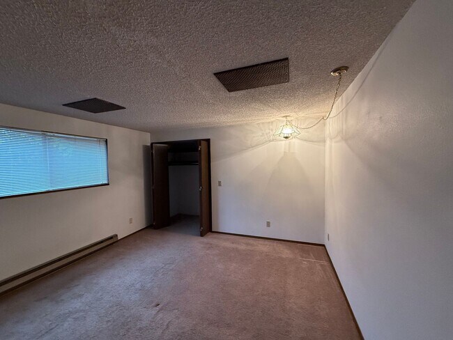 Building Photo - Save $500 on 2nd Month Rent