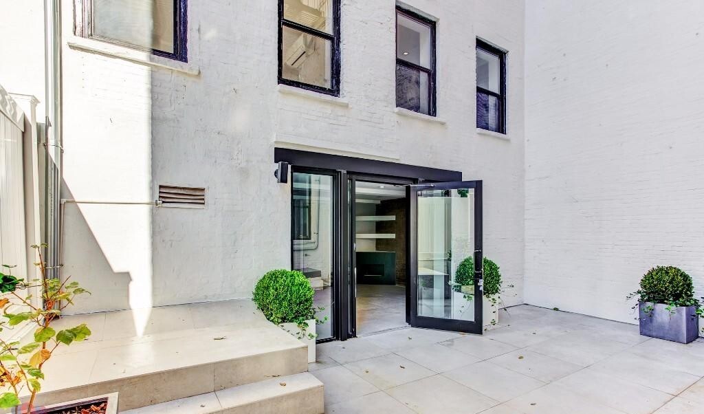 Building Photo - 213 E 26th St