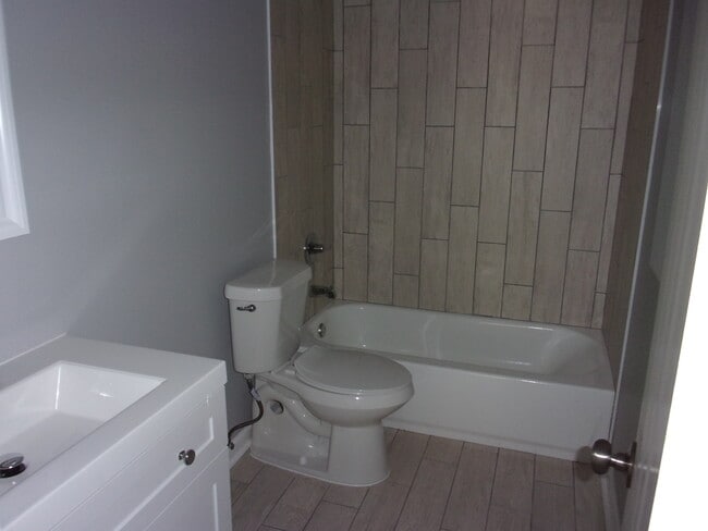 Building Photo - 1594 Oakwood St