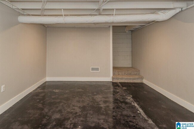 Building Photo - 615 Broadway St