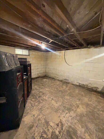 Building Photo - 411 W Marengo Ave