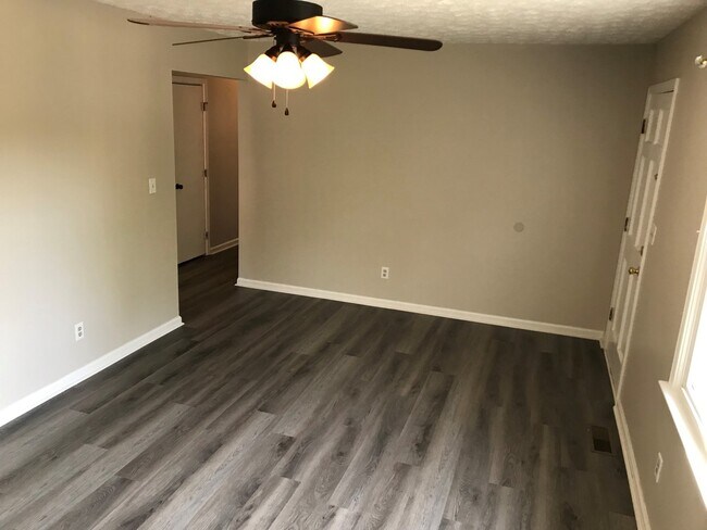 Building Photo - Move In Ready 3 Bedroom Brick Home