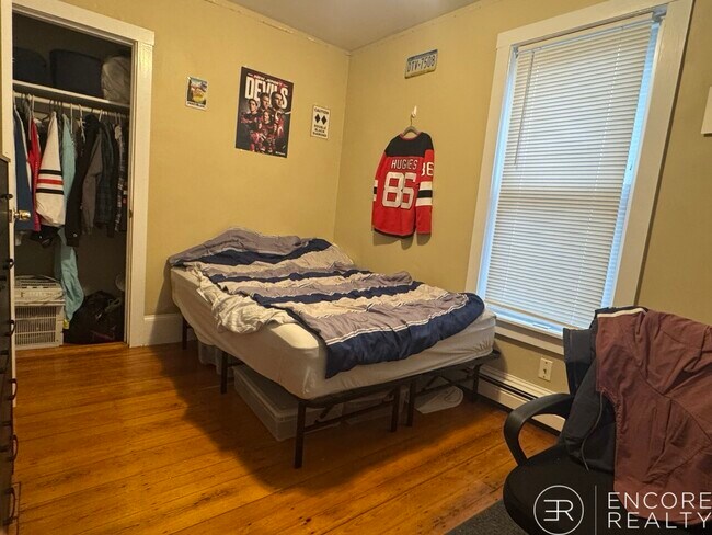 Building Photo - 44 Hillside St