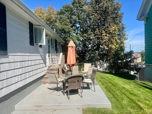 Building Photo - 24 Lily St