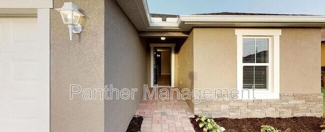 Building Photo - 4605 SW 9th Ave