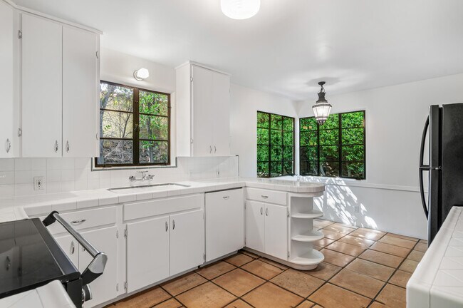 Building Photo - 839 N Avenida Olivos